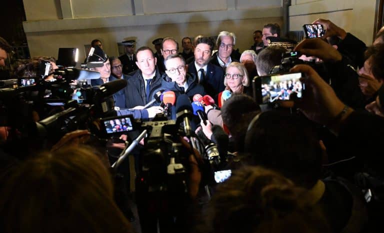 Paris-Alger, le curieux bras de fer