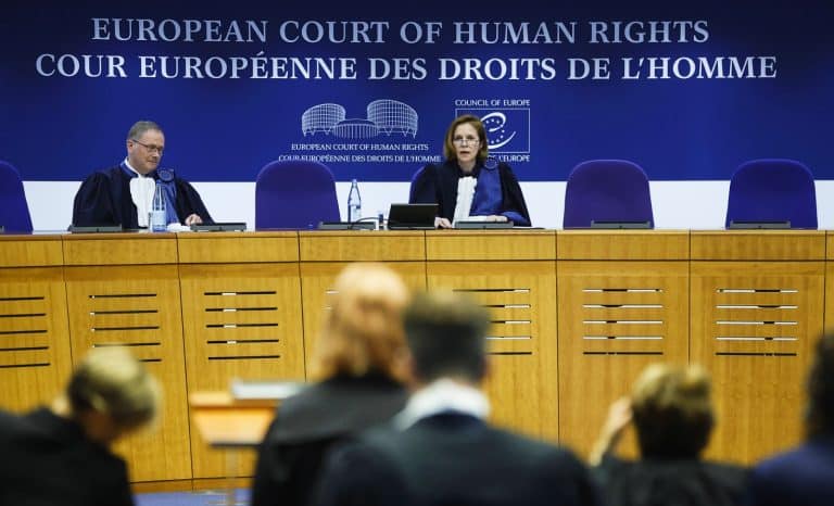 Dans le mur de l’État de droit