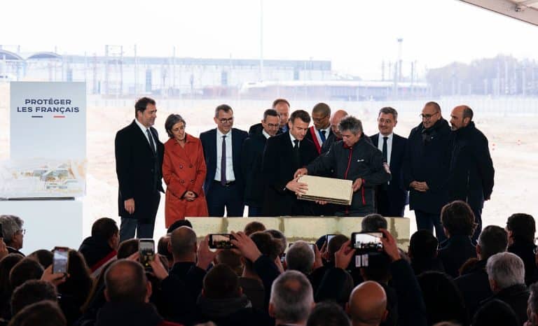 Macron: entre menace russe et menace terroriste, pourquoi choisir?