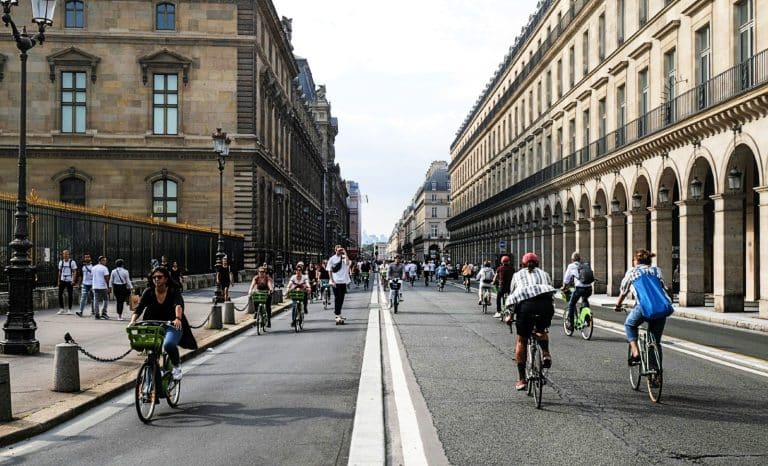 Révélations: bientôt des trottoirs à sens unique à Paris