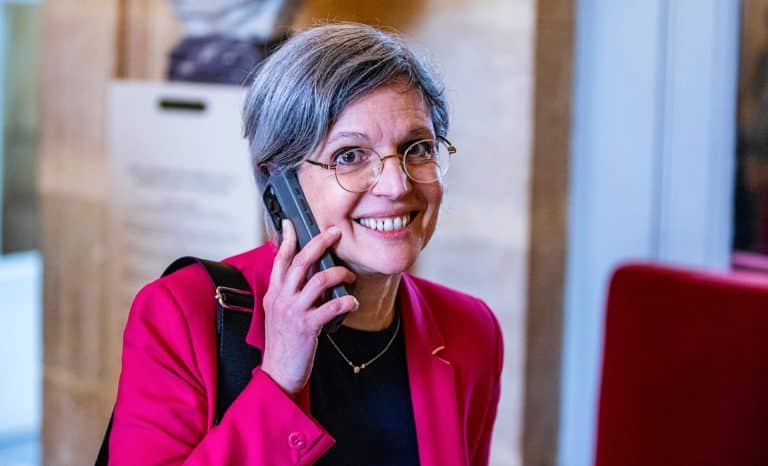 Dame Sandrine en son tribunal