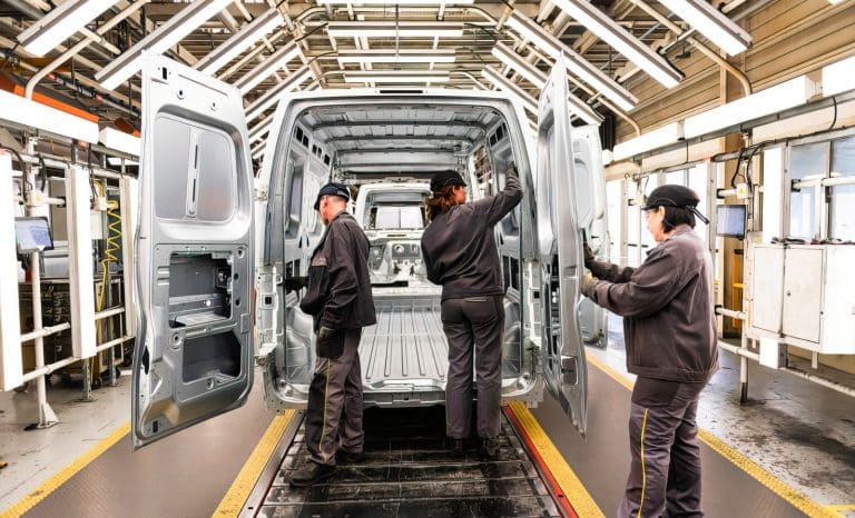 Des migrants au garage