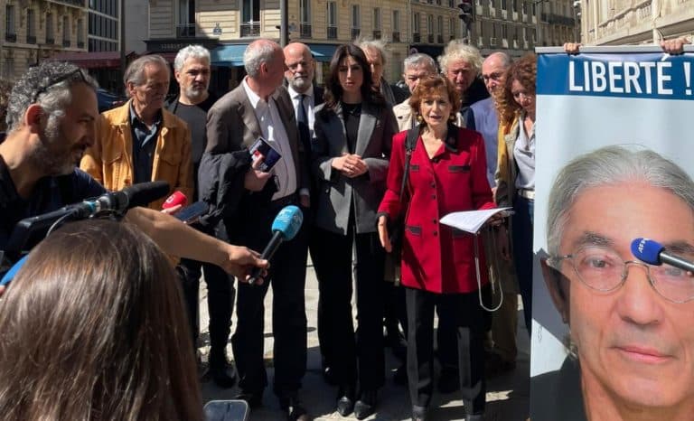 Devant l’ambassade d’Algérie, le soutien à Boualem Sansal se fait entendre