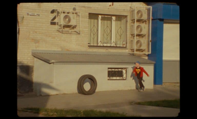 La guerre d’Ukraine en 16 millimètres