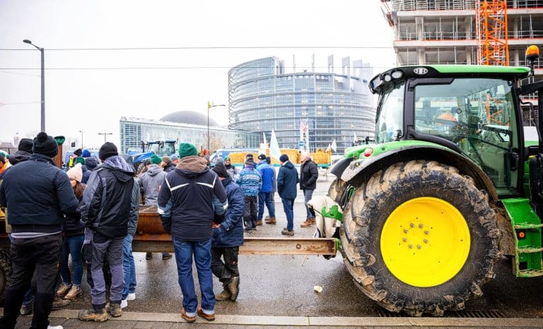 Bruxelles étrangle nos agriculteurs avec des « tarifs » sur les engrais