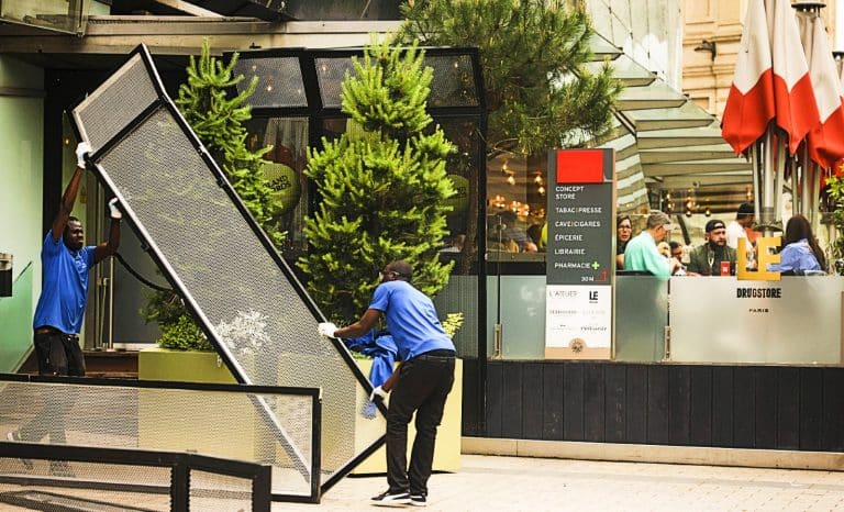 Aux Champs-Élysées