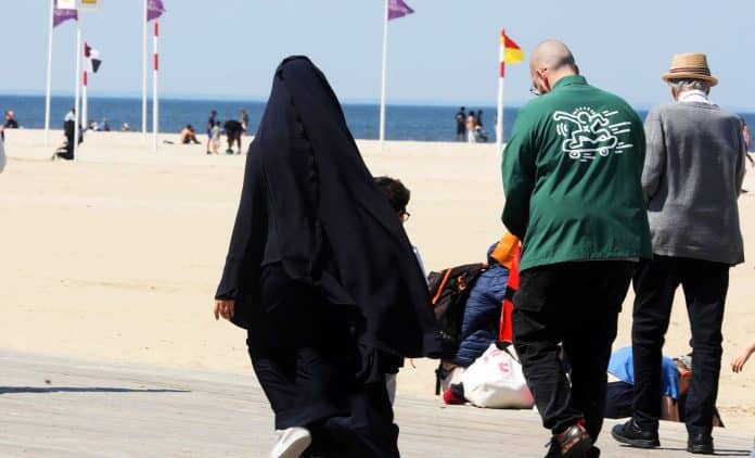 femme-voilee-deauville