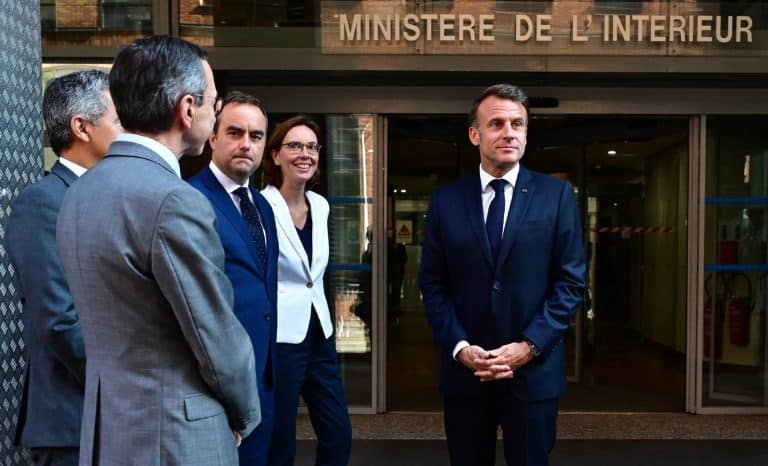 Les Frères sous le tapis