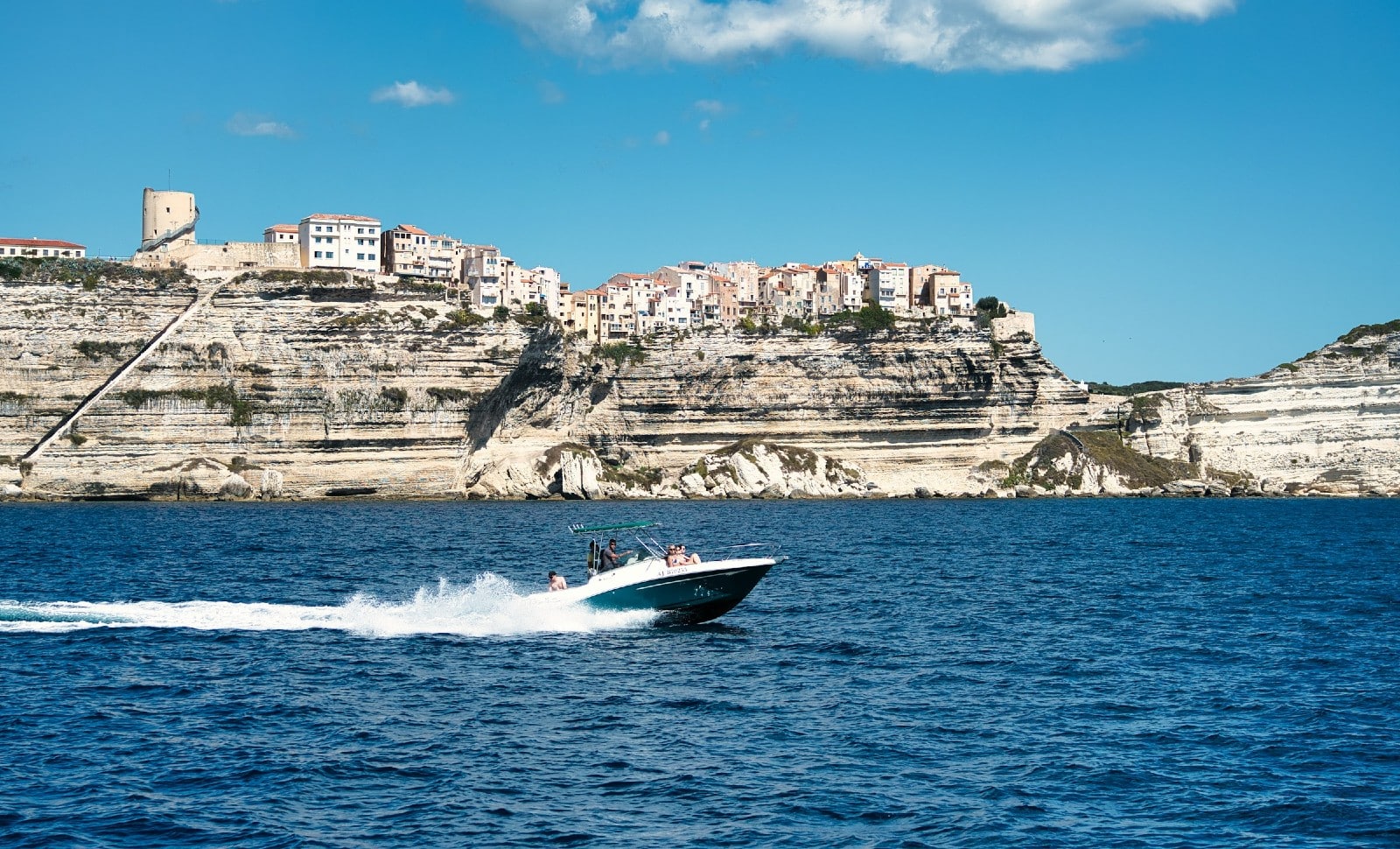 Suivez le guide: Cartoville cartonne