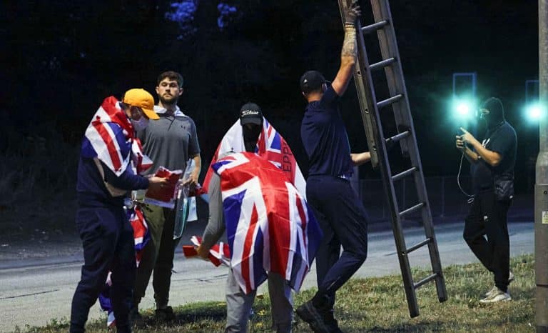 Starmer face à la révolte des drapeaux