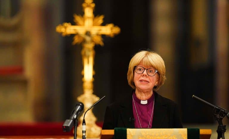 Saint Thomas Becket et Dame Sarah Mullally: du martyre à la bien-pensance