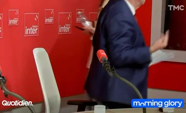 Doigt mouillé et doigt d’honneur