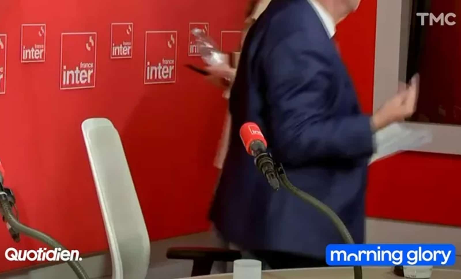 Doigt mouillé et doigt d’honneur