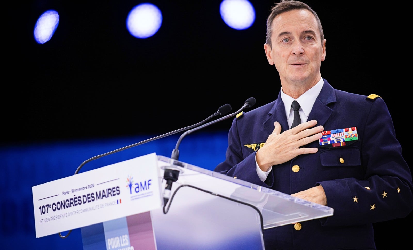 Sur nos télés, les généraux ont remplacé les médecins