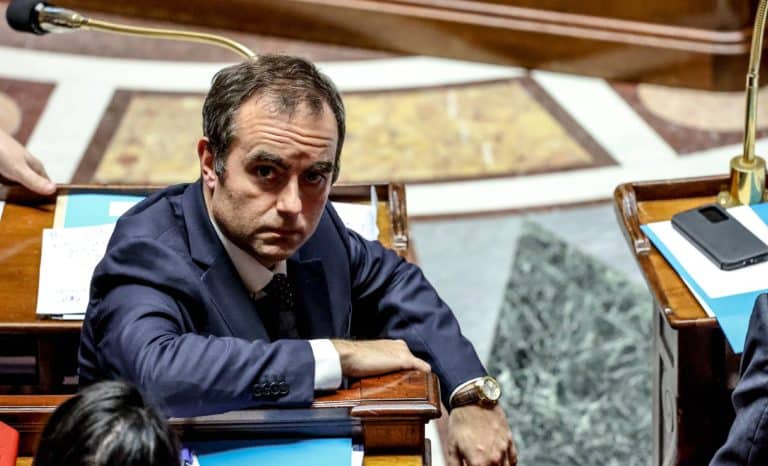 Le second mandat de M. Macron tourne à la mascarade