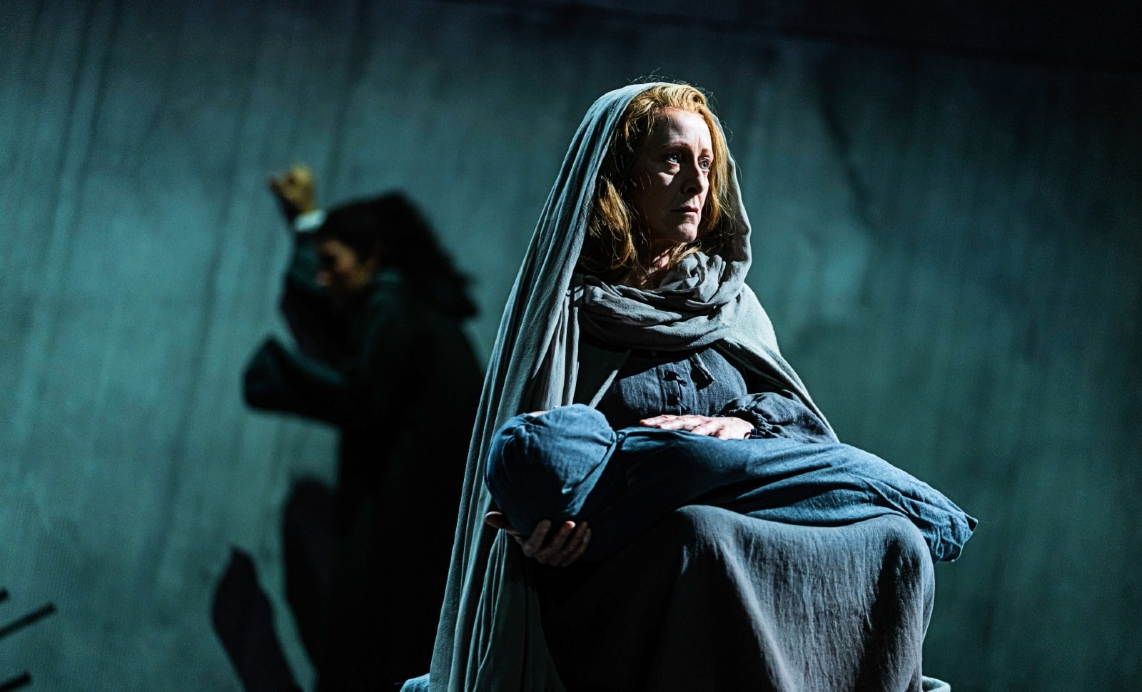 Des saintes, des cris et des rires nerveux