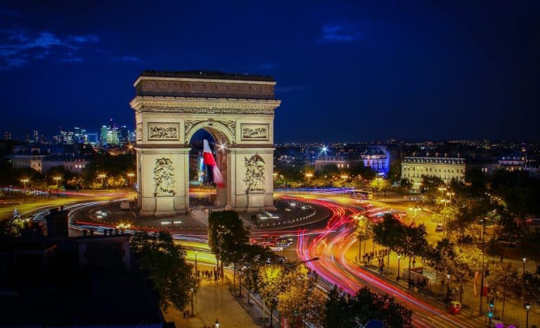 La flamme et la nuit