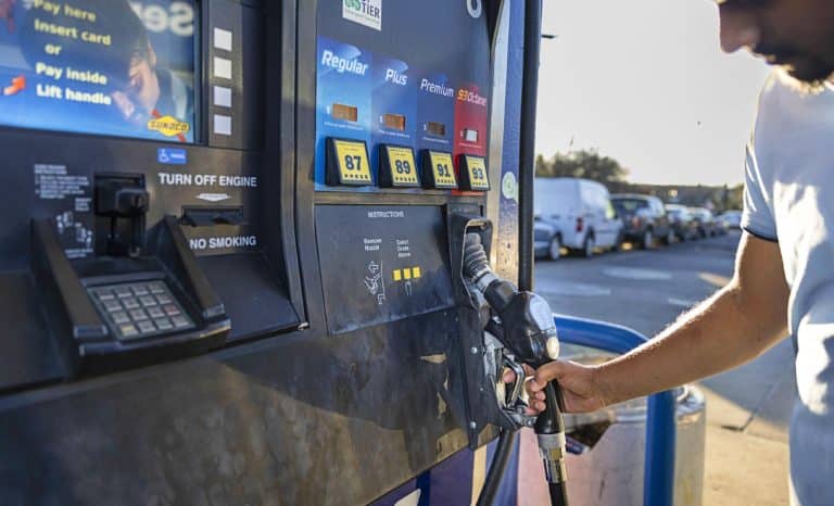 Qui tient le pétrole tient le monde: les calculs de Donald Trump