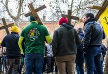 Des tracteurs et des croix