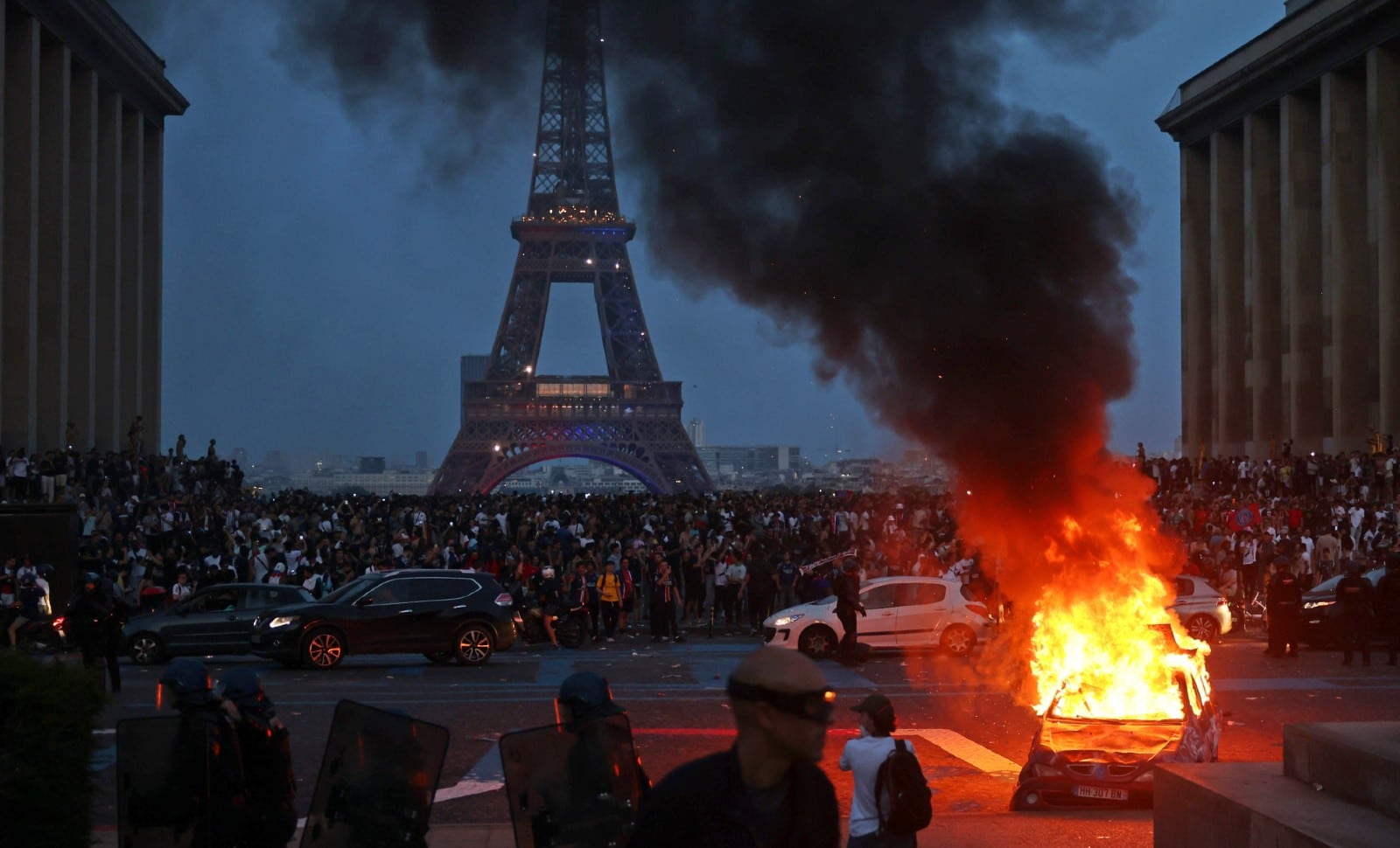 Violences après PSG-Arsenal: la droite se scandalise, la gauche minimise