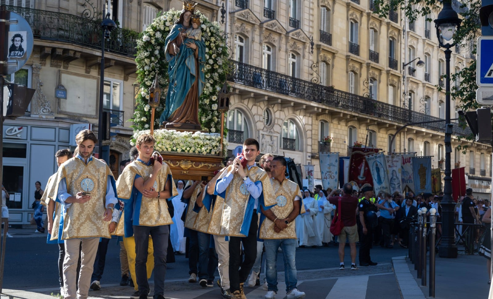 Sacres de la Fraternité Saint Pie-X et riposte du Vatican: au-delà d&rsquo;une querelle canonique, Rome face à son double