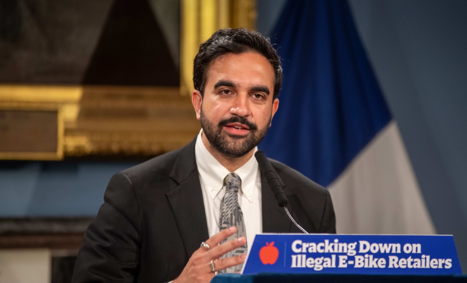 Un elfe du Père Noël est devenu maire de New York et distribue des cadeaux