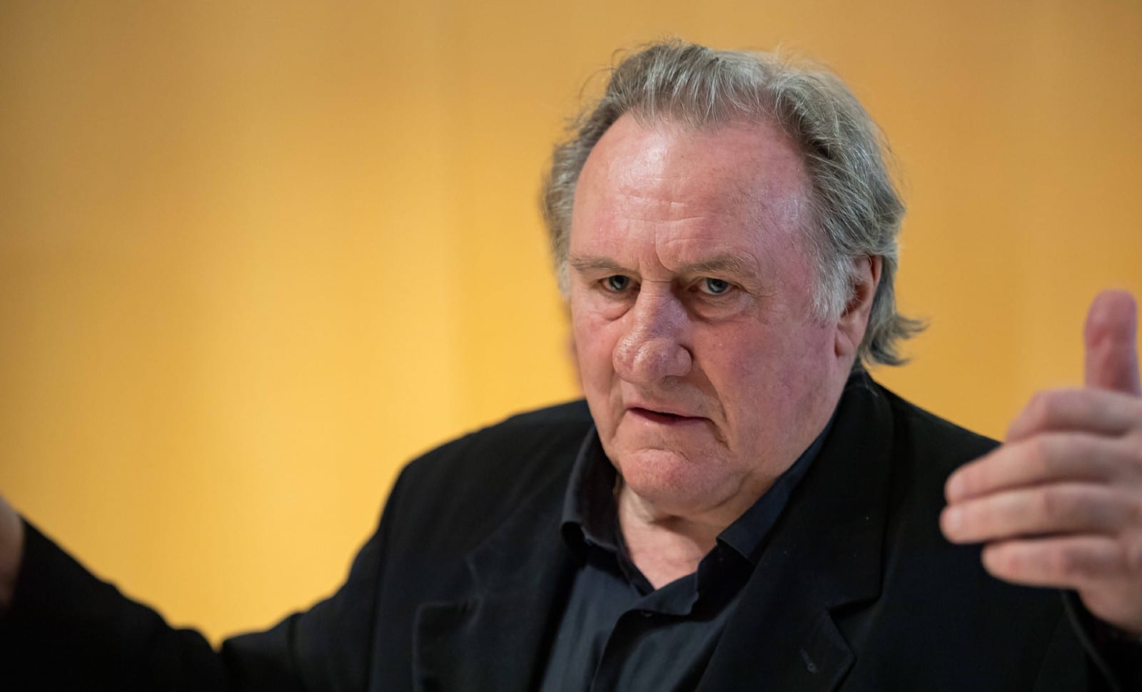 Procès Depardieu: emprise de tête