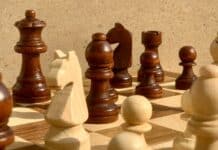 Échecs mondiaux: la bataille du pouvoir, des millions et de la voix française