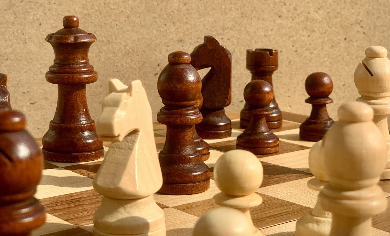 Échecs mondiaux: la bataille du pouvoir, des millions et de la voix française
