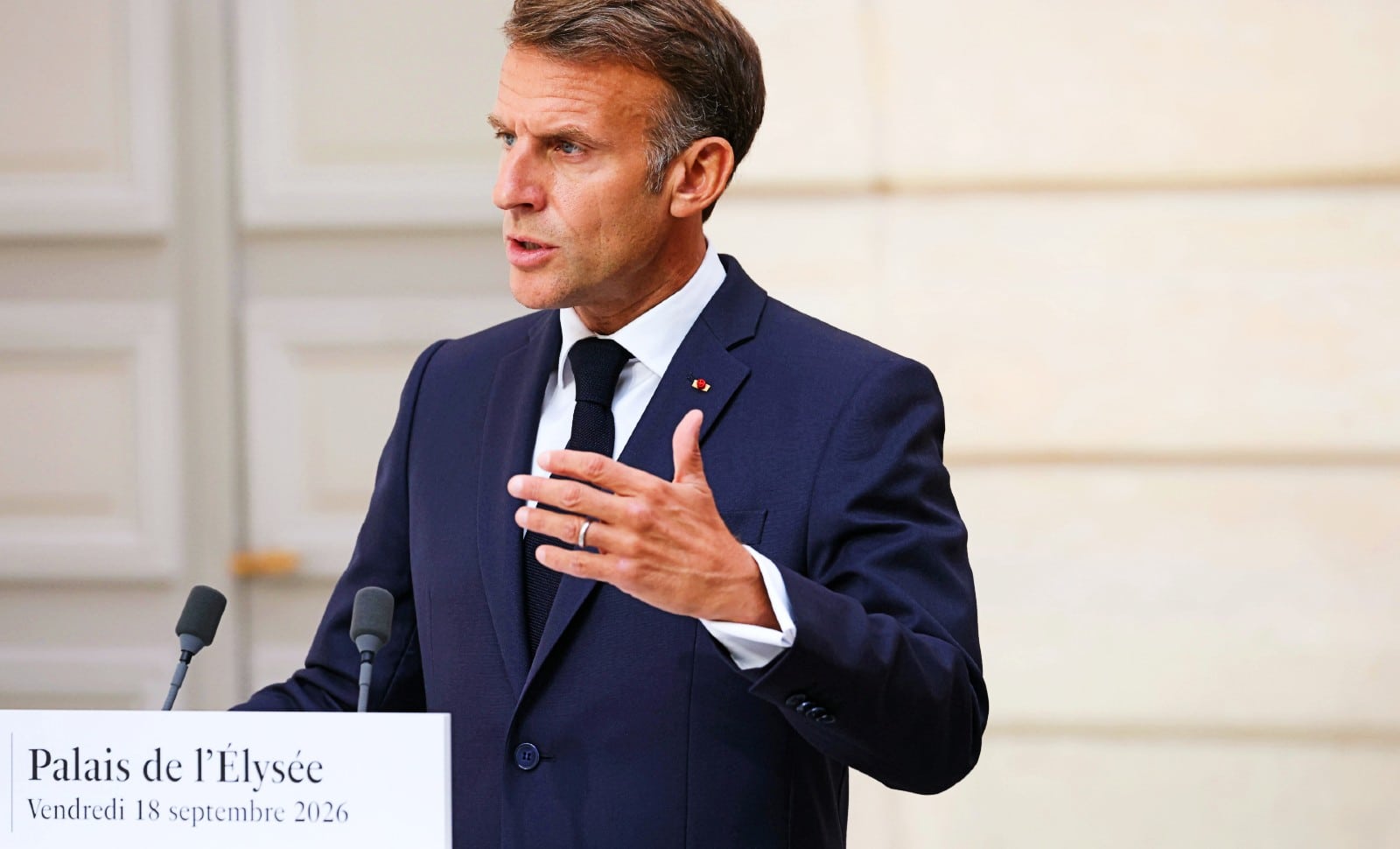 Macron dans son bunker, le Pape sur les Champs: qui sera notre sauveur?