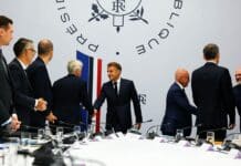 Macron cherche l’union nationale par les armes