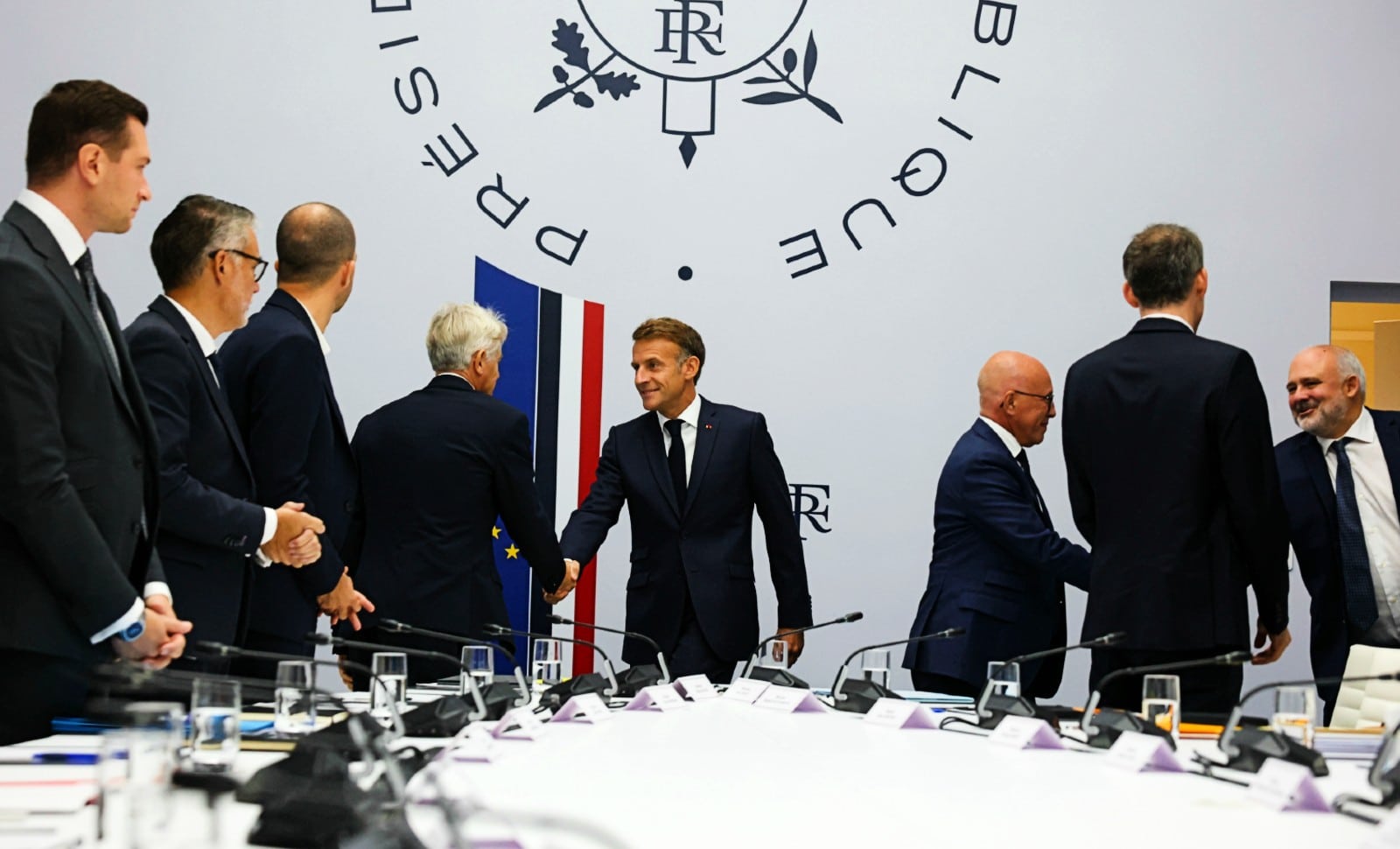 Macron cherche l’union nationale par les armes