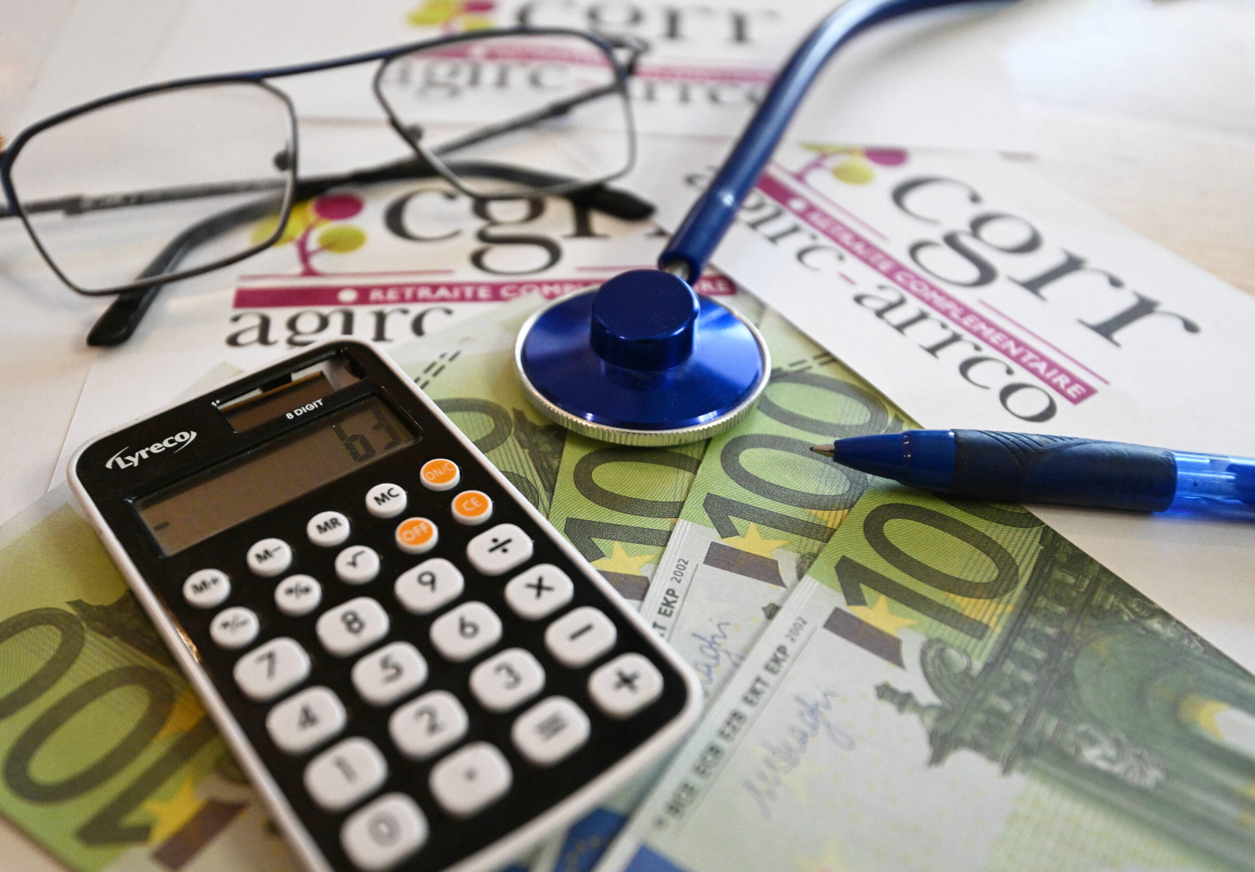 Retraites : plus de 400 milliards par an, 14 % du PIB… le poids vertigineux des pensions dans les comptes de la France