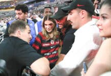 Iris Mittenaere et Antoine Dupont : cette photo au Stade de France qui confirme que le couple ne se cache plus Iris Mittenaere (centre) et Antoine Dupont (gauche) au Stade de France.