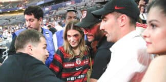Iris Mittenaere (centre) et Antoine Dupont (gauche) au Stade de France.