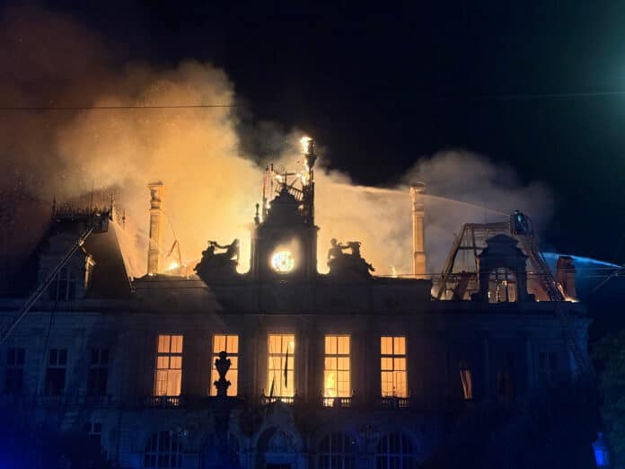 Limoges Town Hall Partially Destroyed by Fire During Violent Protests La mairie de Limoges, incendiée pendant les manifestations du 17 octobre. Ce sabotage est potentiellement le fait de l'ultra-gauche.