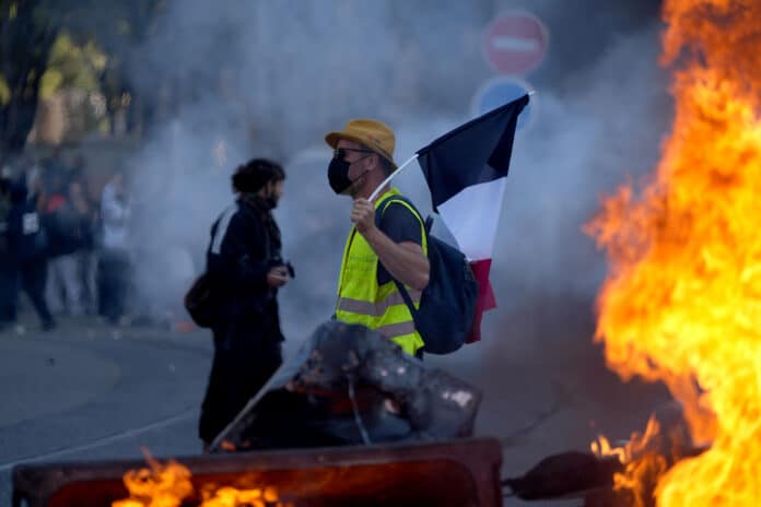 Marseille: Riots and Protests in Marseille A Paris, les commerçants ont décider de s'armer en prévision de la prochaine manifestation prévue le 24 octobre.