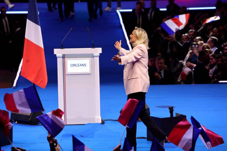 Marine Le Pen lance sa campagne à Orléans et caracole dans les sondages
