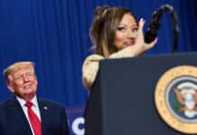 « Quel cul ! » : Donald Trump, Nicki Minaj et l’étrange obsession présidentielle pour le physique des autres Donald Trump et Nicki Minaj durant un meeting électoral au McMorran Place Sports and Entertainment Center (Port Huron, Michigan), ce dimanche 25 octobre 2026.