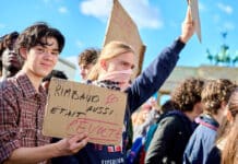 Grève du 13 octobre : pourquoi les lycéens redescendent dans la rue mardi Des lycéens en amont de la manifestation du 13 octobre