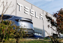 Tesla a récemment présenté son nouveau modèle de roadster propulsé sur rampe.