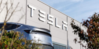 Tesla a récemment présenté son nouveau modèle de roadster propulsé sur rampe.