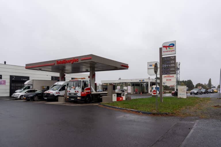 Hausse du carburant : chèques, primes et « grands rouleurs », qui touche quoi à la pompe ?