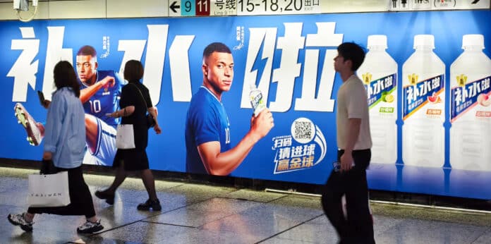 Kylian Mbappe Advertisement For Dongpeng Electrolyte Drink Displayed In Shanghai Subway Station Kylian Mbappé a perdu plusieurs sponsors en Chine après une plaisanterie maladroite sur Mao Zedong, qualifié de dictateur.