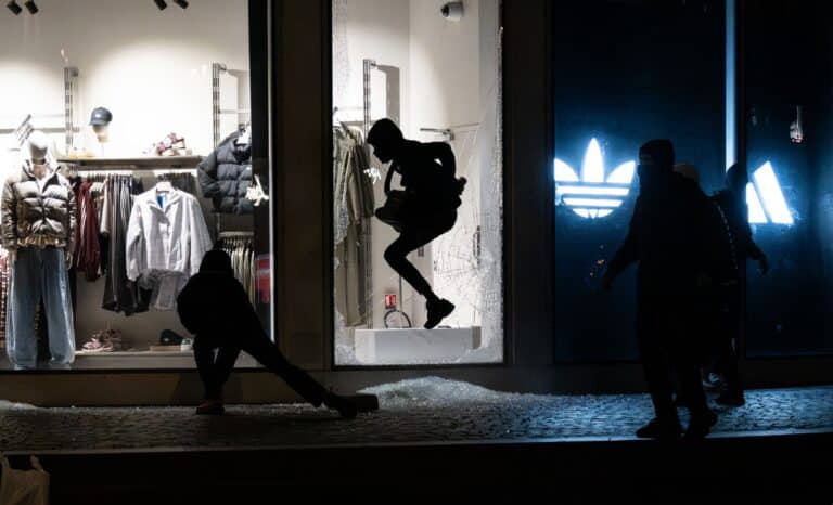 Sous les pavés, la caste